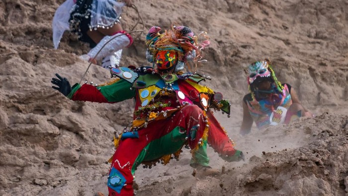 Suasana magis menyelimuti kawasan Cerro Blanco saat ratusan penari berkostum setan turun dari lereng bukit, menandai dimulainya Karnaval Bajada de los Diablos di Uquia, Provinsi Jujuy, Argentina, Sabtu (14/2/2026). REUTERS/Javier Corbalan