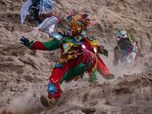 Setan-setan Turun dari Cerro Blanco, Karnaval Bajada de los Diablos Pecah di Uquia
