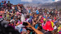 Warga tampak memadati lereng bukit dan area desa sejak siang hari untuk menyaksikan ritual tahunan tersebut. Karnaval Bajada de los Diablos merupakan tradisi turun-temurun yang melambangkan pelepasan roh-roh jahat sekaligus ungkapan syukur dan kegembiraan menyambut musim karnaval. REUTERS/Javier Corbalan