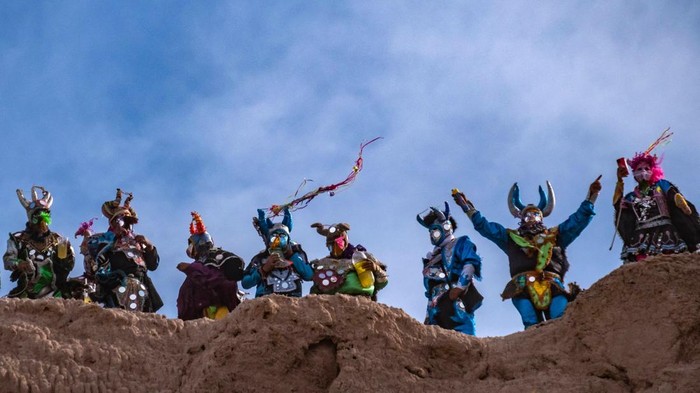 Suasana magis menyelimuti kawasan Cerro Blanco saat ratusan penari berkostum “setan” turun dari lereng bukit, menandai dimulainya Karnaval Bajada de los Diablos di Uquia, Provinsi Jujuy, Argentina, Sabtu (14/2/2026). REUTERS/Javier Corbalan