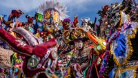 Setelah prosesi penurunan “setan”, rangkaian karnaval dilanjutkan dengan pesta jalanan, musik rakyat, serta tarian tradisional yang berlangsung hingga malam hari. REUTERS/Javier Corbalan