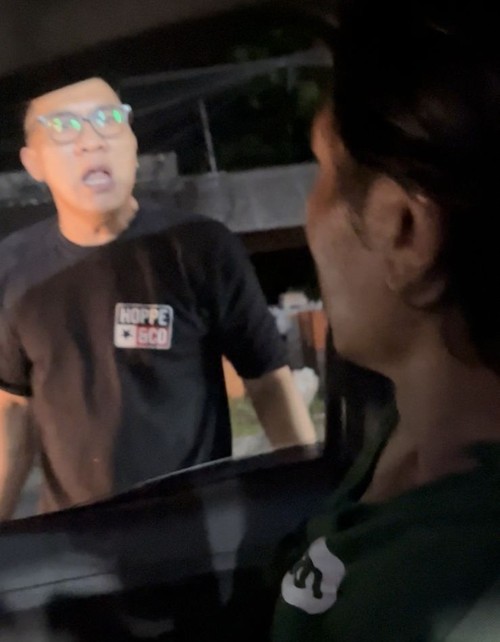 Sineas film asal Bangli, Dwitra J Ariana, dianiaya pengendara mobil tak dikenal di pinggir jalan dekat Pura Kebo Edan, Kelurahan Pejeng, Kecamatan Tampaksiring, Gianyar, Minggu (15/2/2026). (Dok. Dwitra Ariana)