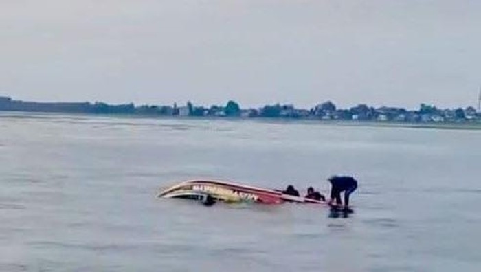 Speedboat wisata di kawasan Tanjung Senai, Kabupaten Ogan Ilir (OI), Sumatera Selatan yang baru beroperasi terbalik