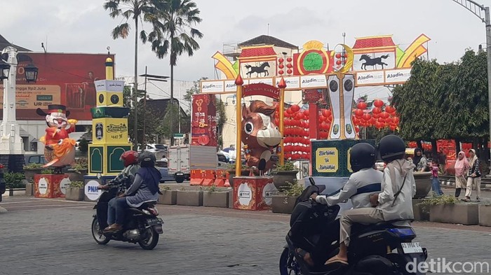Suasana di Jalan Jenderal Sudirman yang dipenuhi ornamen Imlek dan Bulan Ramadan, Senin(16/2/2026)
