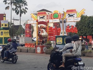 Ornamen Imlek-Ramadan Bersanding di Jalan Jenderal Sudirman Solo