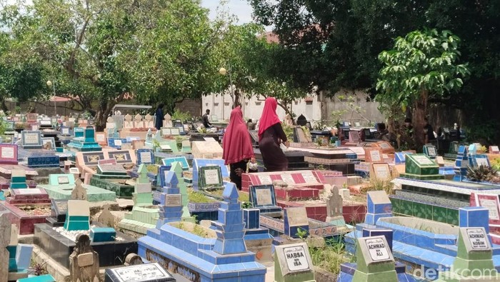 Suasana di TPU Kamboja Palembang