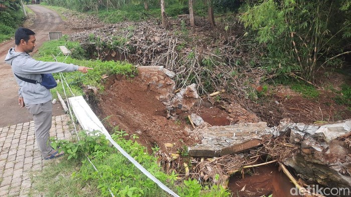 Situasi talud jembatan menuju Perumahan Desa Metaraman Kecamatan Margorejo, Pati ambrol.