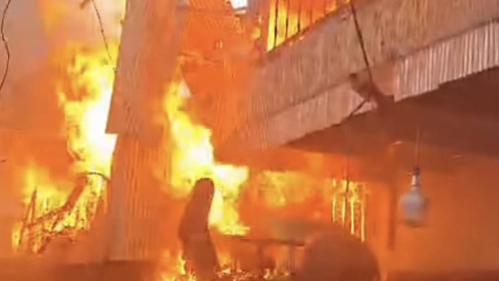 Tangkapan layar kebakaran di Jalan Sangir, Kota Makassar sore ini.