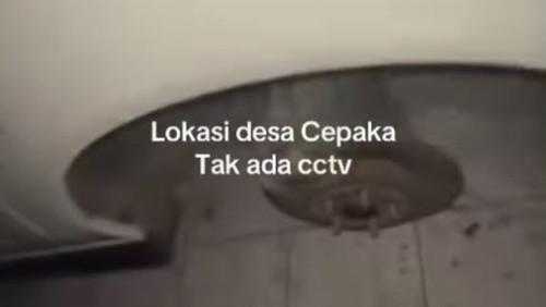 Tangkapan layar video aksi pencurian ban mobil di Banjar Cepaka Selingsing, Desa Cepaka, Kecamatan Kediri, Tabanan. (Instagram @seputarbaliterkini)