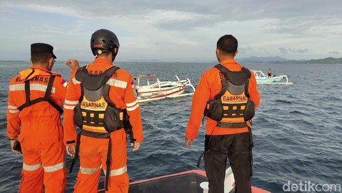 Tim SAR Mataram evakuasi enam nelayan terombang-ambing di Perairan Gili Rengit Sekotong, Lombok Barat, Senin (16/2/2026).