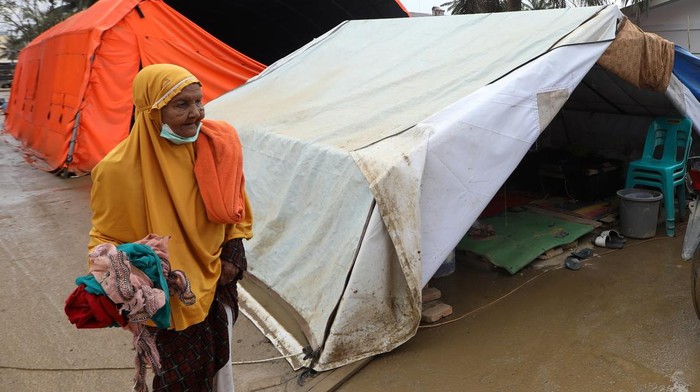 Korban bencana hidrometeorologi Aceh Tamiang pindah dari tenda ke hunian sementara (huntara) di Desa Bundar, Aceh Tamiang, Aceh, Senin (16/2/2026). 