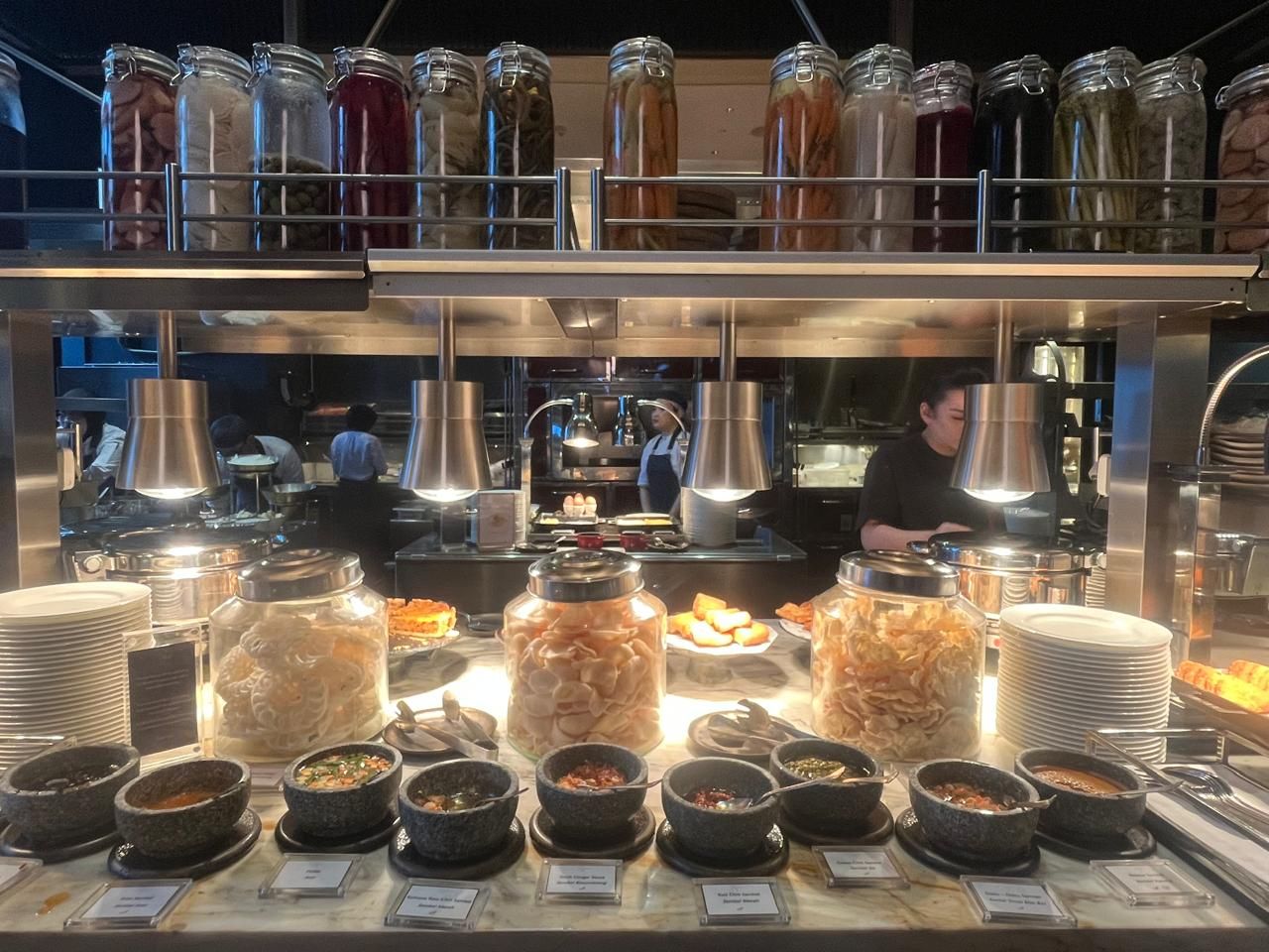 Menu breakfast buffet di Tom's by Tom Aiken, The Langham, Jakarta