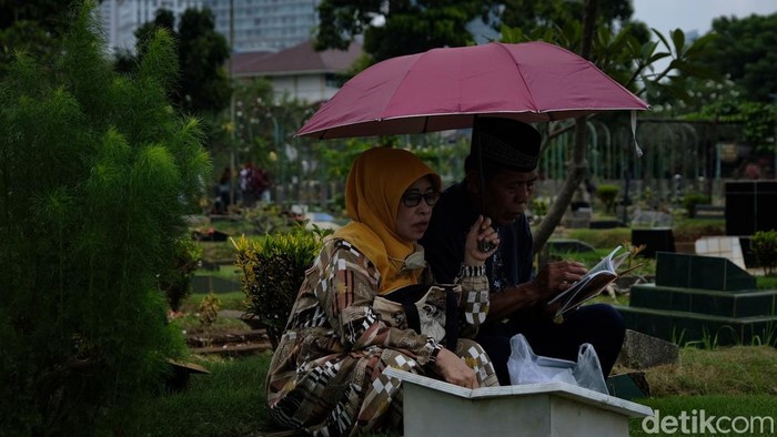 Menjelang bulan Ramadan, tempat TPU Karet Bivak mulai dipadati warga. Ziarah makam merupakan tradisi yang melekat sebelum memasuki bulan Ramadan.