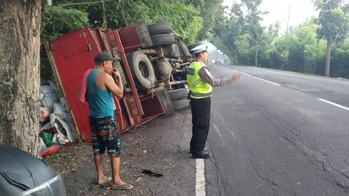 Petugas saat olah TKP kecelakaan truk di Jalan Denpasar-Gilimanuk, di Desa Melaya, Senin (16/2/2026).