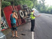 Truk Terguling di Jalur Denpasar-Gilimanuk gegara Jalan Bergelombang