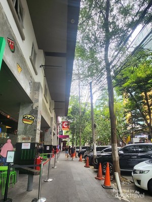 Menyambangi Blok M Saat Akhir Pekan, Kulineran di Tempat Hits