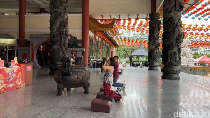 Umat Buddha sedang beribadah di Maha Vihara Maitreya Medan (Olivia Andrea/detikSumut)