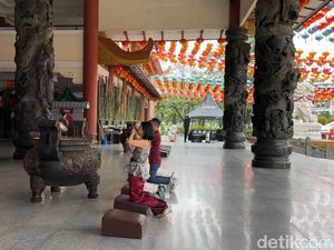 Vihara Maitretya Medan Dipadati Umat Buddha Jelang Imlek, Suasana Khidmat