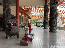 Vihara Maitretya Medan Dipadati Umat Buddha Jelang Imlek, Suasana Khidmat