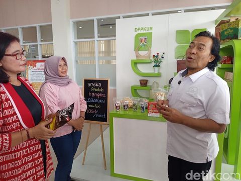 Viral Magelang Anggota DPD RI Alfiansyah Bustami atau lebih akrab dipanggil Komeng melihat produk UMKM di IKM Center Kota Magelang, Senin (16/2/2026).