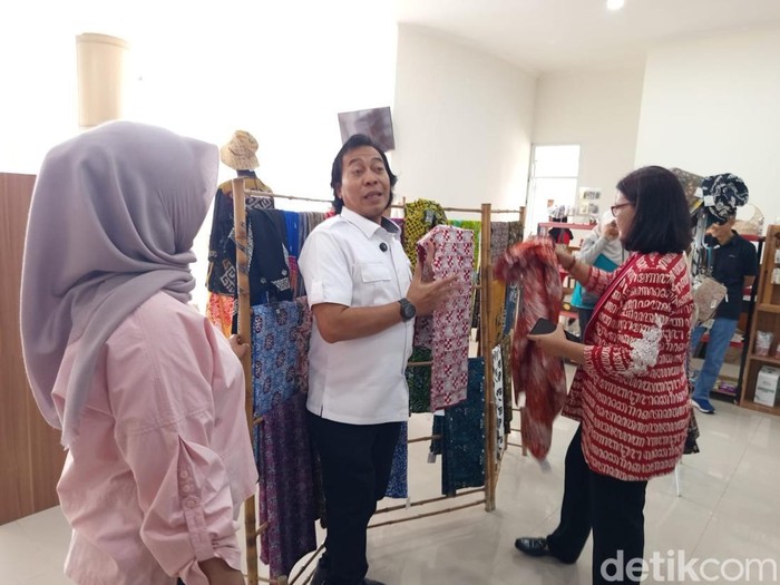 Anggota DPD RI Alfiansyah Bustami atau lebih akrab dipanggil Komeng melihat produk UMKM di IKM Center Kota Magelang, Senin (16/2/2026).