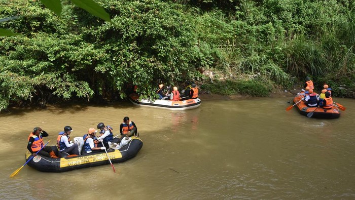 Peserta mengambil sampah di sungai Cikeas, Babakan Madang, Bogor, Jawa Barat, Minggu (15/2/2026). Aksi tersebut merupakan rangkaian kegiatan menuju Hari Peduli Sampah Nasional 2026 dan bersinergi dengan Gerakan Indonesia ASRI (Aman, Sehat, Resik dan Indah) dengan mengambil tema Satu Sungai, Banyak Aksi. ANTARA FOTO/Arif Firmansyah/bar