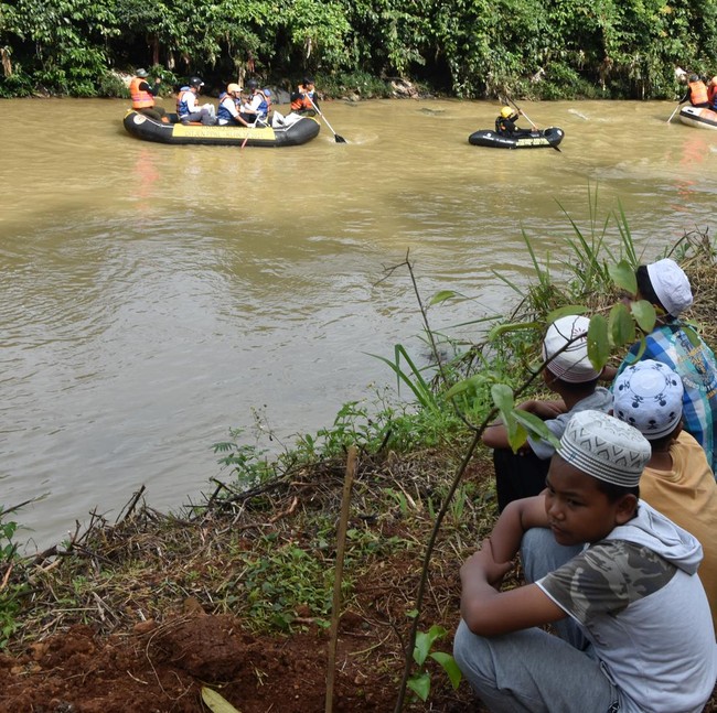Warga Kompak Gelar Aksi Bersih Sungai Cikeas