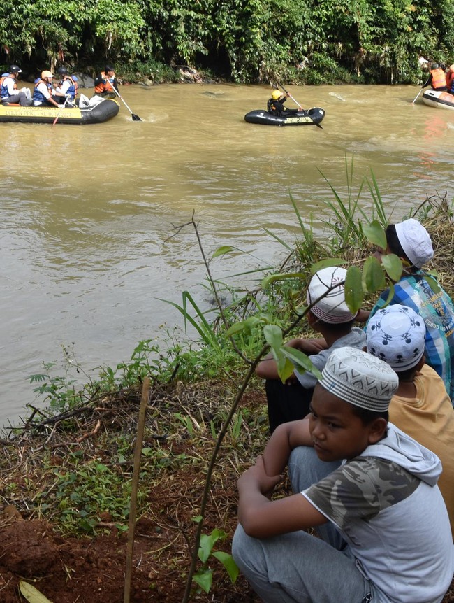 Warga Kompak Gelar Aksi Bersih Sungai Cikeas
