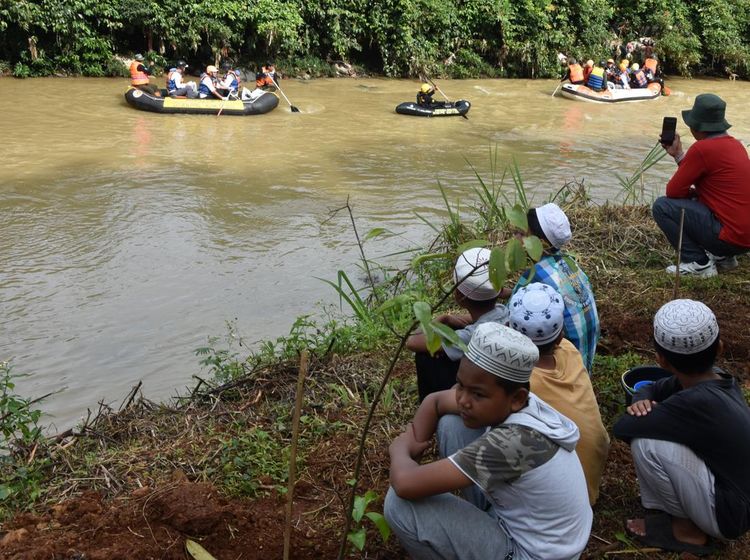Warga Kompak Gelar Aksi Bersih Sungai Cikeas