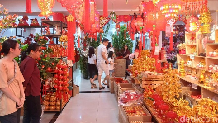 Warga Tionghoa masih berburu pernak-pernik Imlek di Toko Home Galery Medan, Senin(16/2/2026)
(Juita Sinuhaji/detikSumut)