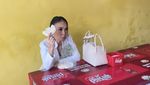 Yuni Shara Nongkrong di Warung Rujak Cingur, Netizen Salfok Outfitnya!