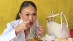 Yuni Shara Nongkrong di Warung Rujak Cingur, Netizen Salfok Outfitnya!