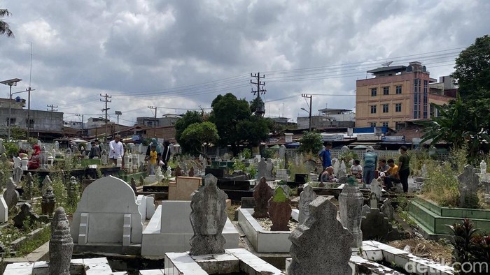 Warga ziarah di makam yang berada di belakang Masjid Raya Al-Mashun Medan