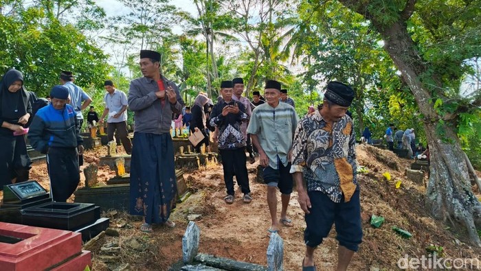 Ziarah makam massal warga Pacitan jelang Ramadan
