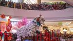 Aksi Barongsai Meriahkan Perayaan Imlek di Pusat Perbelanjaan