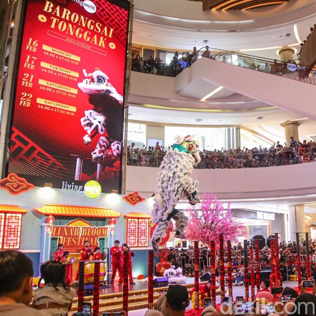 Aksi Barongsai Meriahkan Perayaan Imlek di Pusat Perbelanjaan