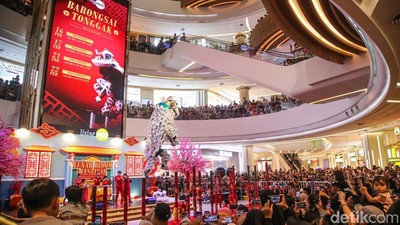 Aksi Barongsai Meriahkan Perayaan Imlek di Pusat Perbelanjaan