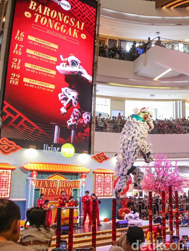 Aksi Barongsai Meriahkan Perayaan Imlek di Pusat Perbelanjaan