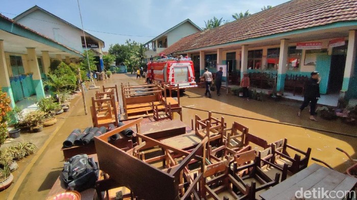 Aksi warga bersih-bersih usai banjir surut sehari menjelang Bulan Ramadan di Pamarican Ciamis.