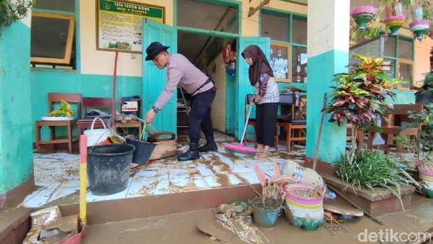 Aksi warga bersih-bersih usai banjir surut sehari menjelang Bulan Ramadan di Pamarican Ciamis.