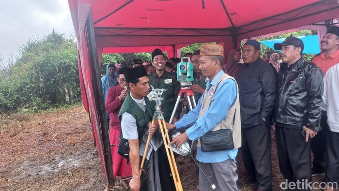 Aktivitas pemantauan hilal di Pantai Pancur Banyuwangi.
