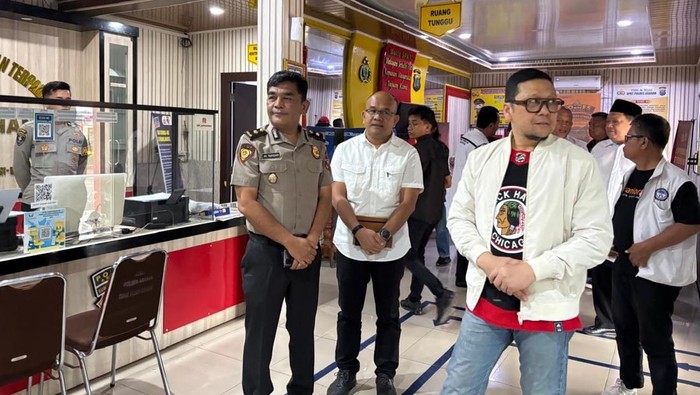 Anggota DPR RI Ahmad Doli Kurnia mendampingi orangtua anak korban pelecehan di Asahan membuat laporan. (Istimewa)