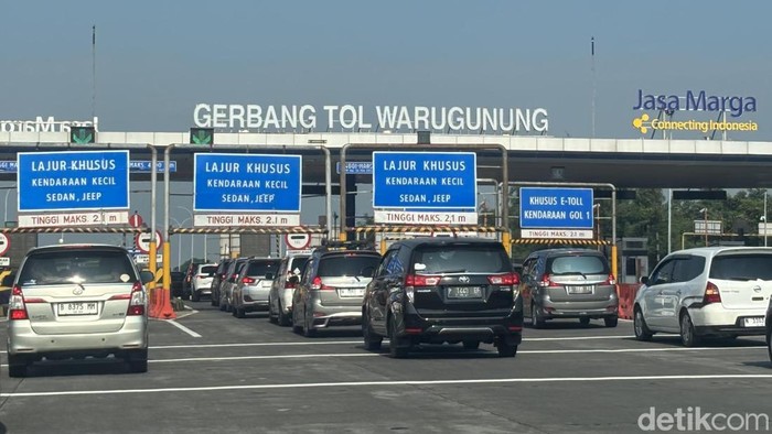 Antrean kendaraan di Gerbang Tol Warugunung