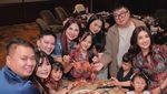 Gong Xi Fa Cai! Foto Keluarga Artis Rayakan Imlek dan Tradisi Yee Sang