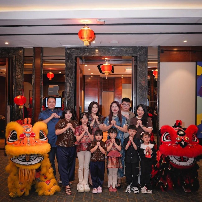 Gong Xi Fa Cai! Foto Keluarga Artis Rayakan Imlek dan Tradisi Yee Sang