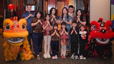 Gong Xi Fa Cai! Foto Keluarga Artis Rayakan Imlek dan Tradisi Yee Sang