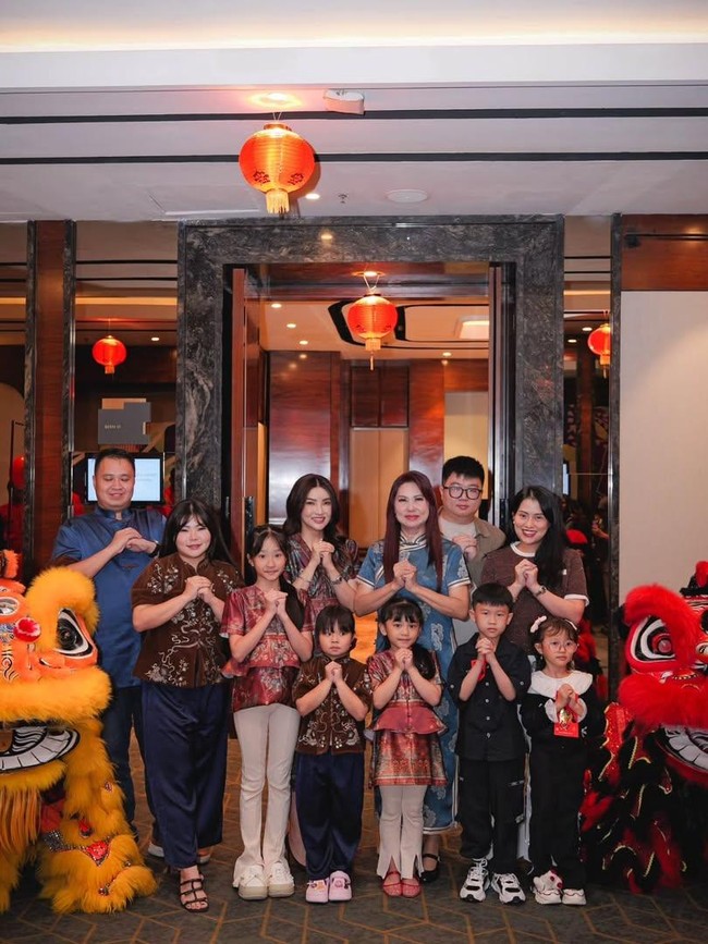 Gong Xi Fa Cai! Foto Keluarga Artis Rayakan Imlek dan Tradisi Yee Sang