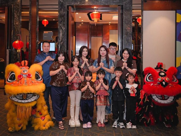 Gong Xi Fa Cai! Foto Keluarga Artis Rayakan Imlek dan Tradisi Yee Sang