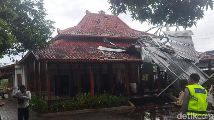 Hujan deras disertai angin puting beliung terjadi di beberapa desa wilayah Kecamatan Bayat, Klaten tadi sore. 