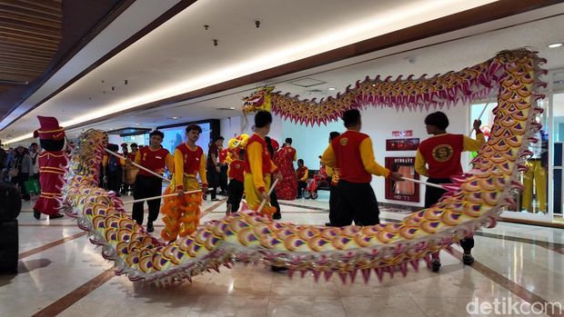 Barongsai dan Naga Liong memeriahkan perayaan Imlek di Bandara Juanda (17/02/2026)